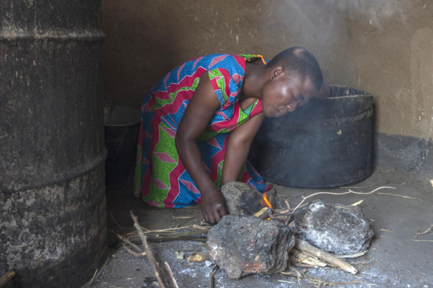Milijarda Afričanov še vedno kuha na odprtih ognjih, kar ogroža njihovo zdravje