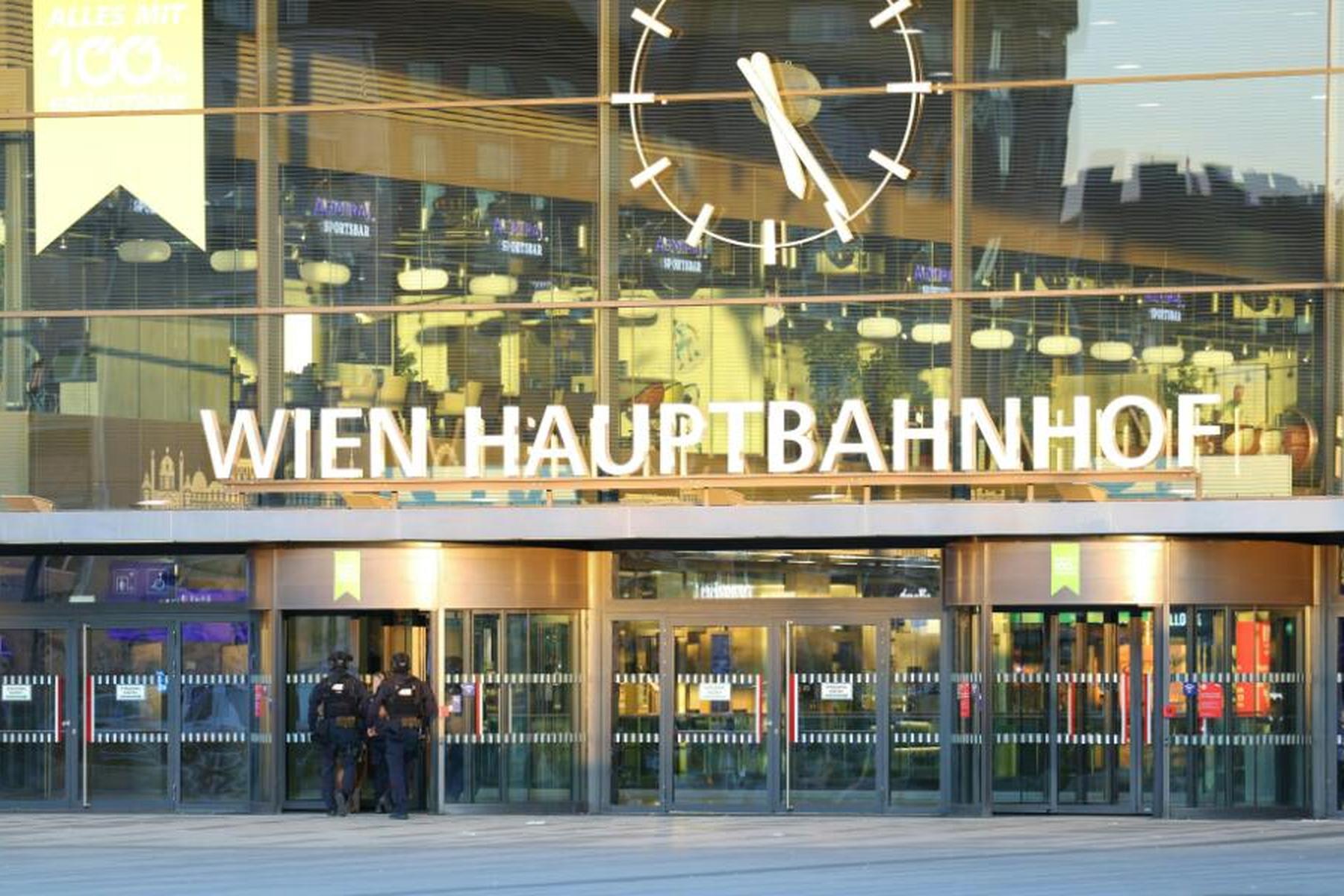 Wien: Bewährungsstrafe für Frau, die Passanten mit Messer bedrohte