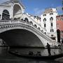 Eine Gondel passiert die Rialto-Brücke in Venedig | Eine Gondel passiert die Rialto-Brücke in Venedig