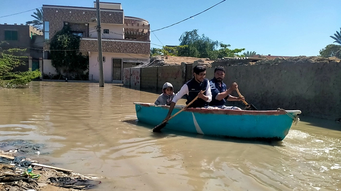 Wo sonst Straße, sind die Einwohner von Gwadar auf Boote angewiesen | Wo sonst Straße, sind die Einwohner von Gwadar auf Boote angewiesen
