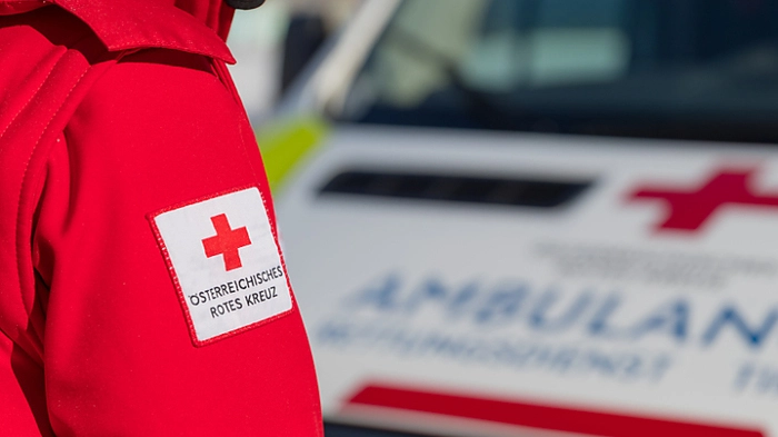 Jacke und Auto vom Roten Kreuz zu sehen