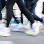 Blick auf Läufer in Laufschuhen und Laufbekleidung | Blick auf Läufer in Laufschuhen und Laufbekleidung