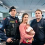 Ein Mitarbeiter der Rettung leitete das Elternpaar an