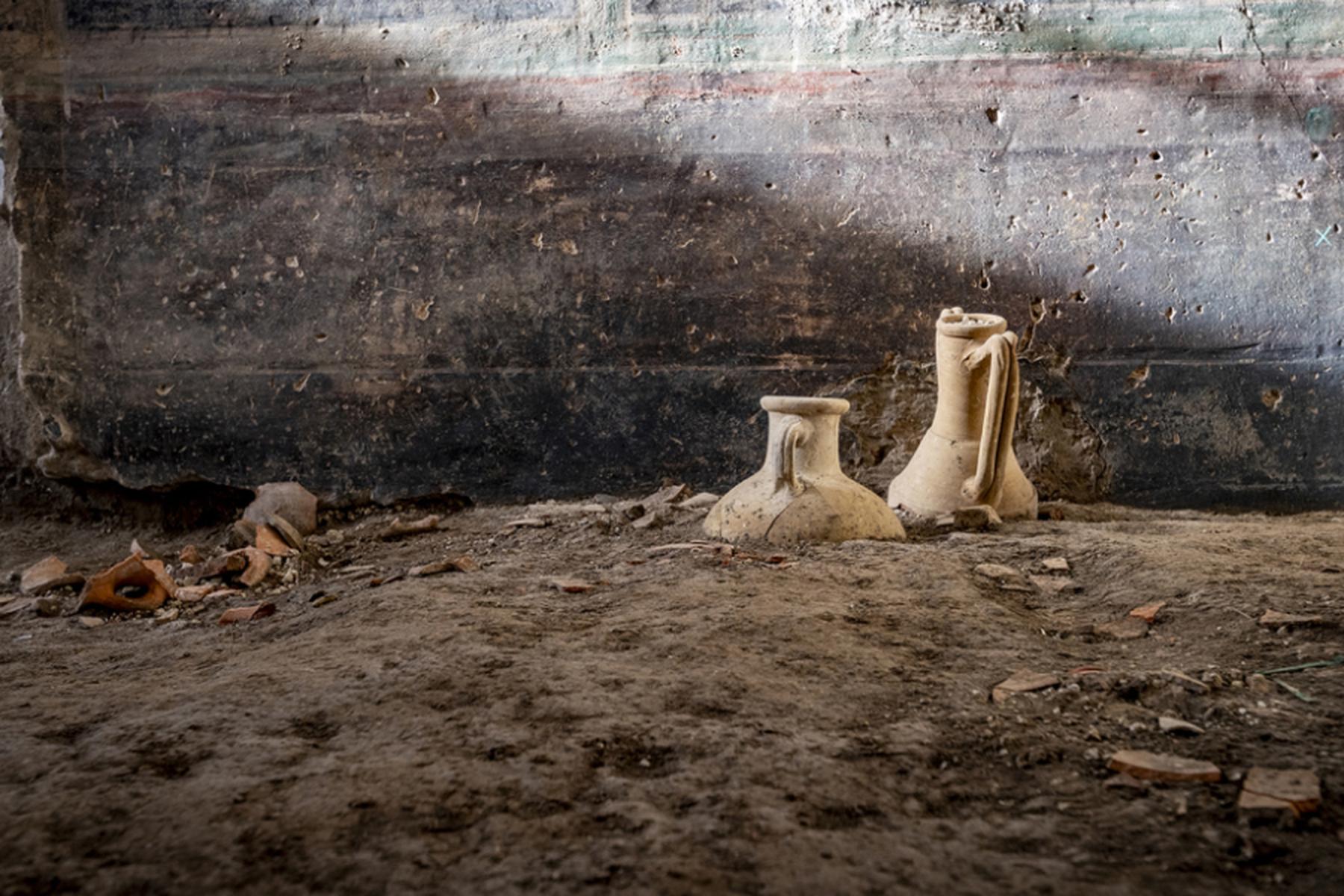 Rom/Pompeji (Pompei): Tourist steckt Steine aus Pompeji als Souvenir ein