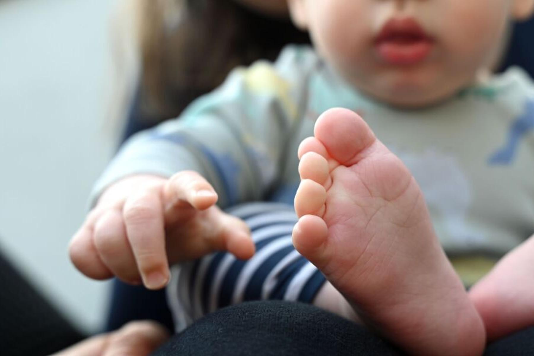 Wels: Tür ließ ging nicht mehr auf: Baby aus Auto in Wels befreit