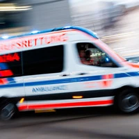 Auch am Gehsteig ist man vor Autos nicht sicher (Symbolbild).