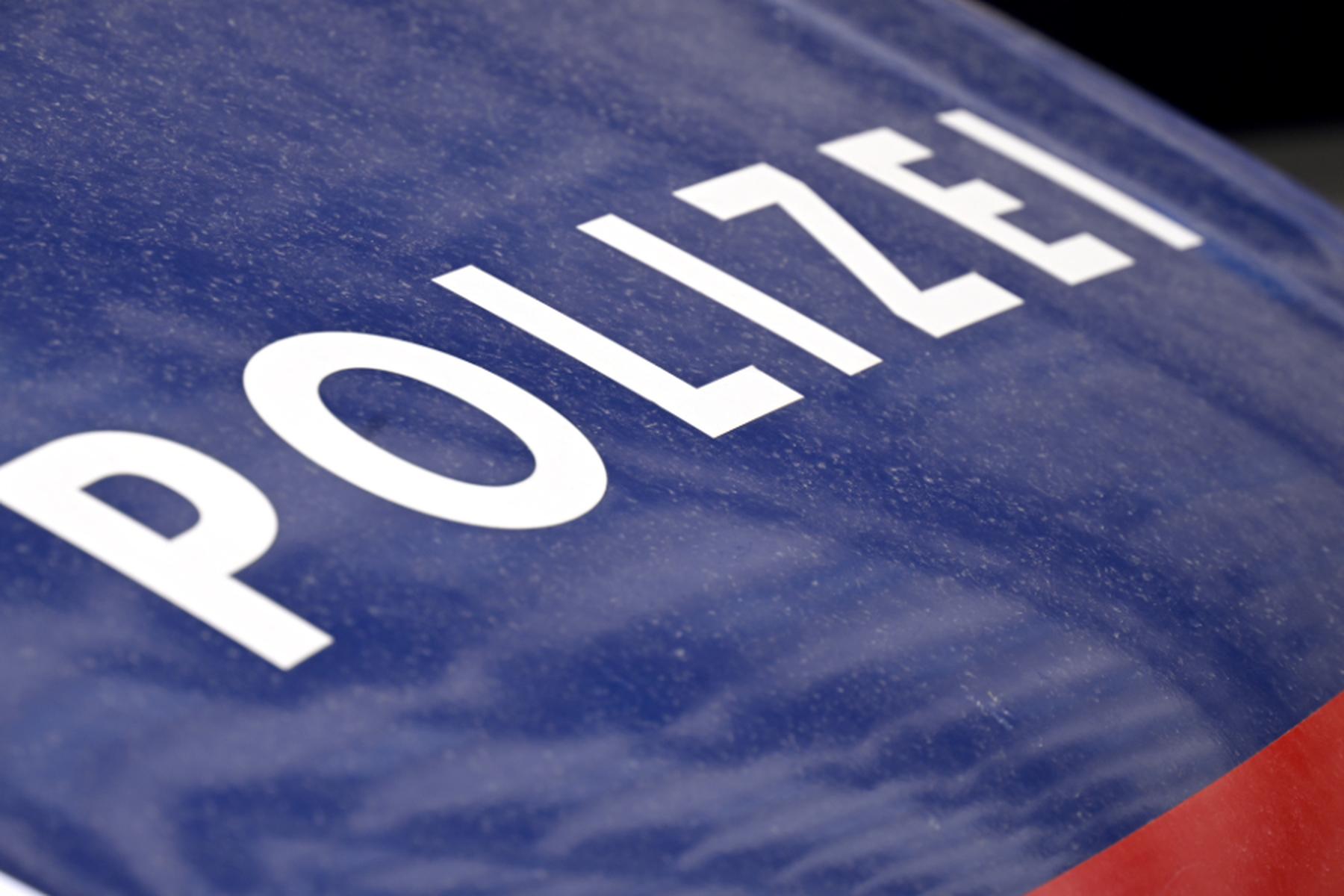 V Ehrwaldu v Tirolski oropali bencinski servis, zaposleno pa zvezali