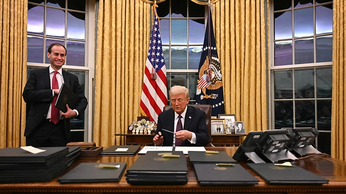 Trump unterzeichnete noch am ersten Tag Austrittserklärung | Trump unterzeichnete noch am ersten Tag Austrittserklärung