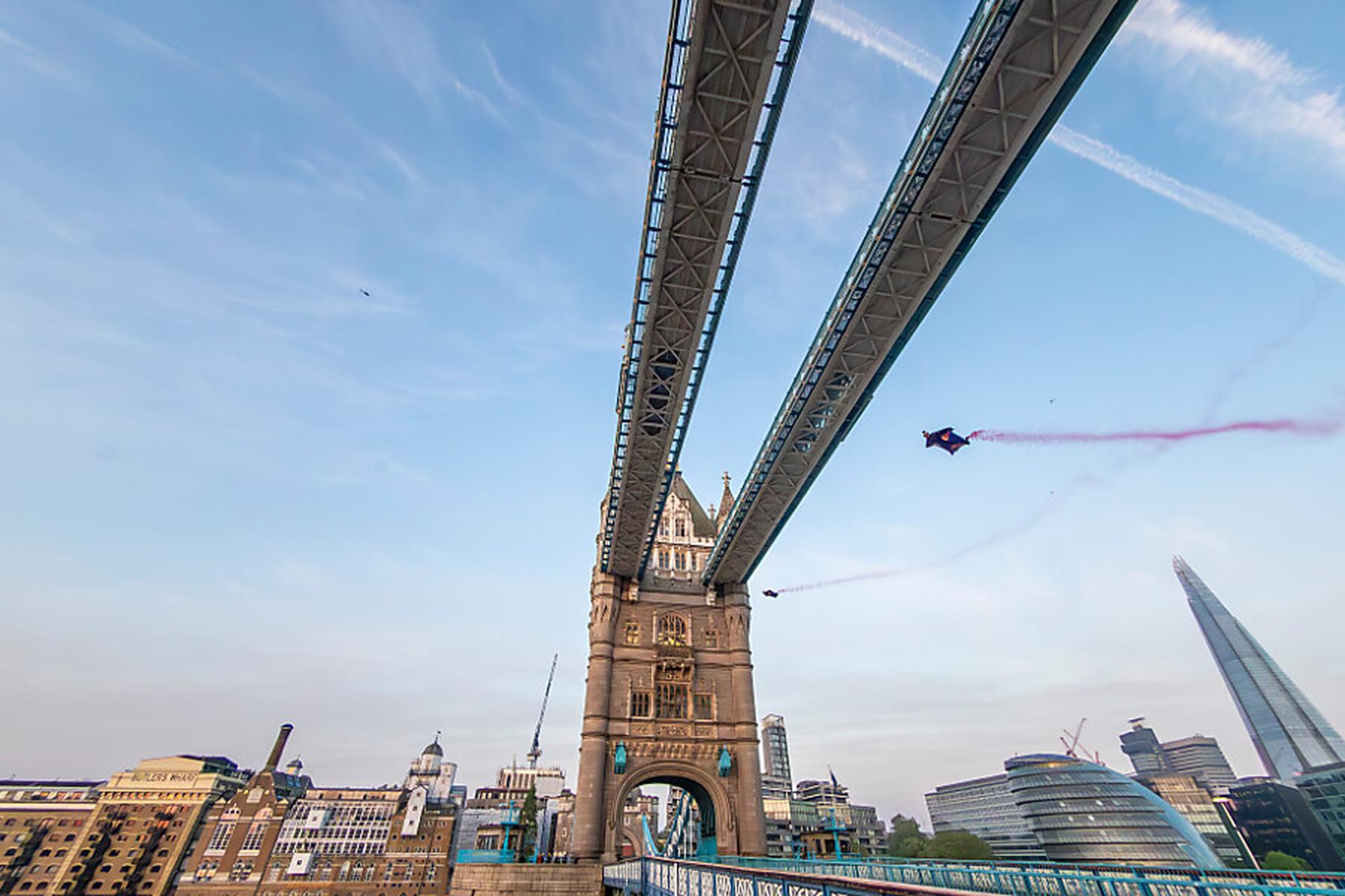 London/Wien: Zwei Austro-Skydiver flogen durch Londoner Tower Bridge