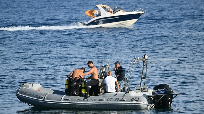 Nach dem Bootsunglück vor Palermo soll das Wrack geborgen werden | Nach dem Bootsunglück vor Palermo soll das Wrack geborgen werden