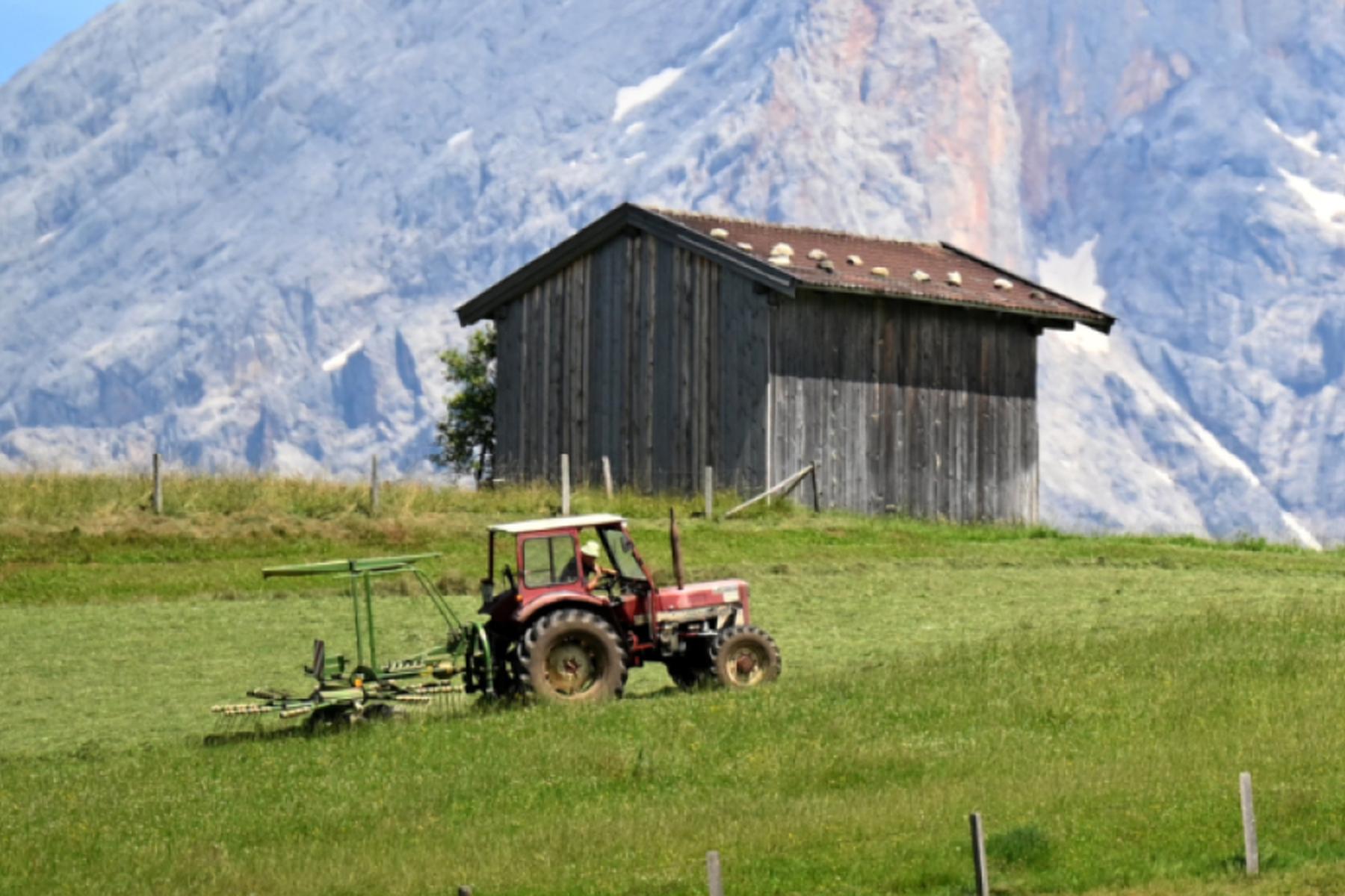 Flaurling: 84-Jähriger in Tirol mit Traktor abgestürzt - tot