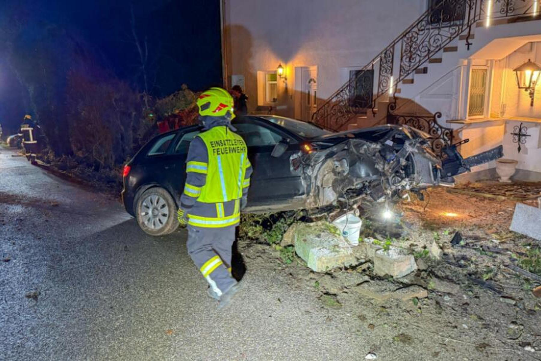 St. Lorenz am Mondsee: Drei Jugendliche bei Verkehrsunfall in OÖ