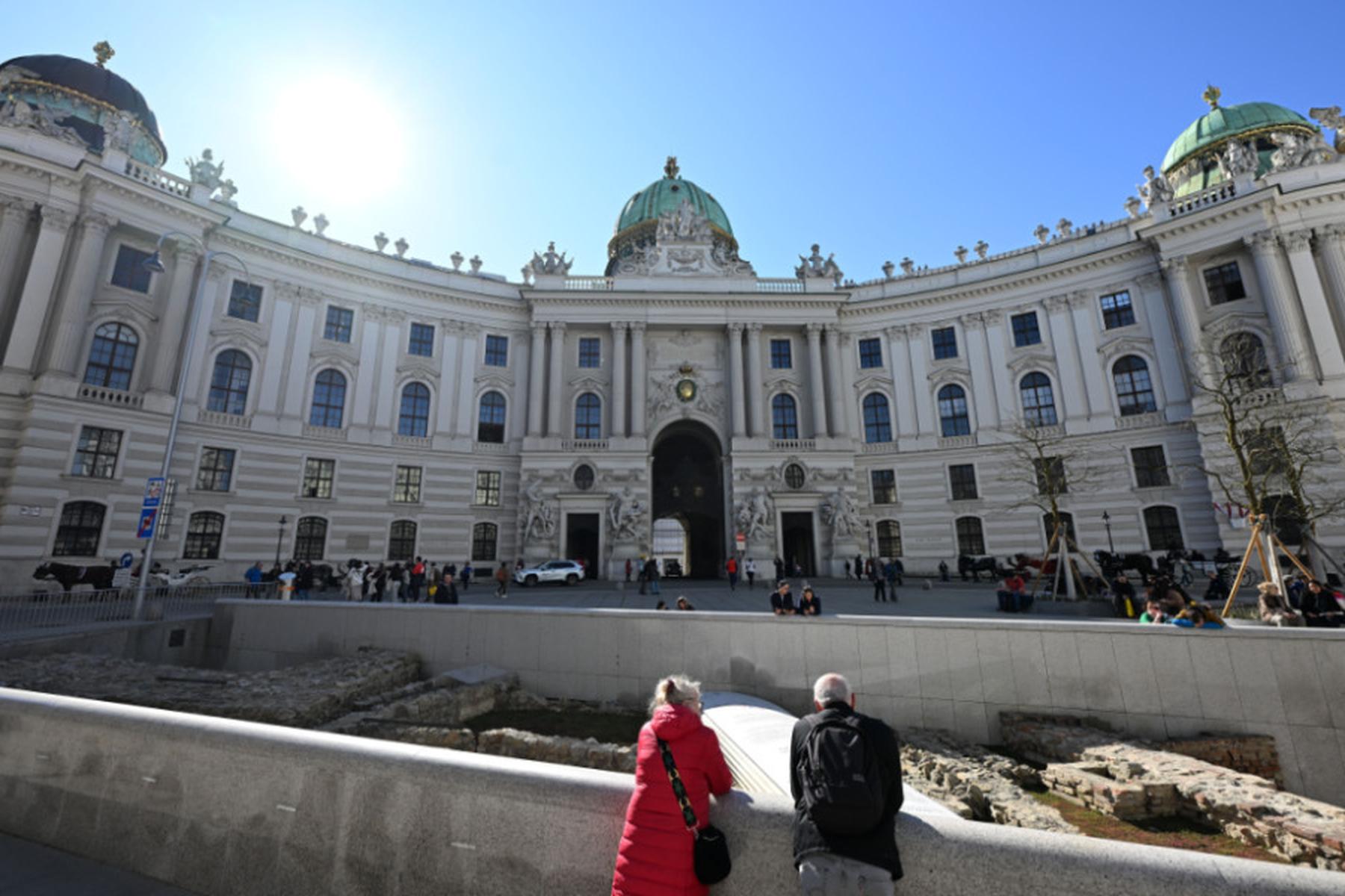 Na Dunaju moški padel v izkopavališče na Michaelerplatzu