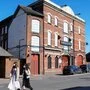 Passantinnen mit Gesichtsmasken vor dem „Club Chemistry" in Canterbury | Passantinnen mit Gesichtsmasken vor dem „Club Chemistry" in Canterbury