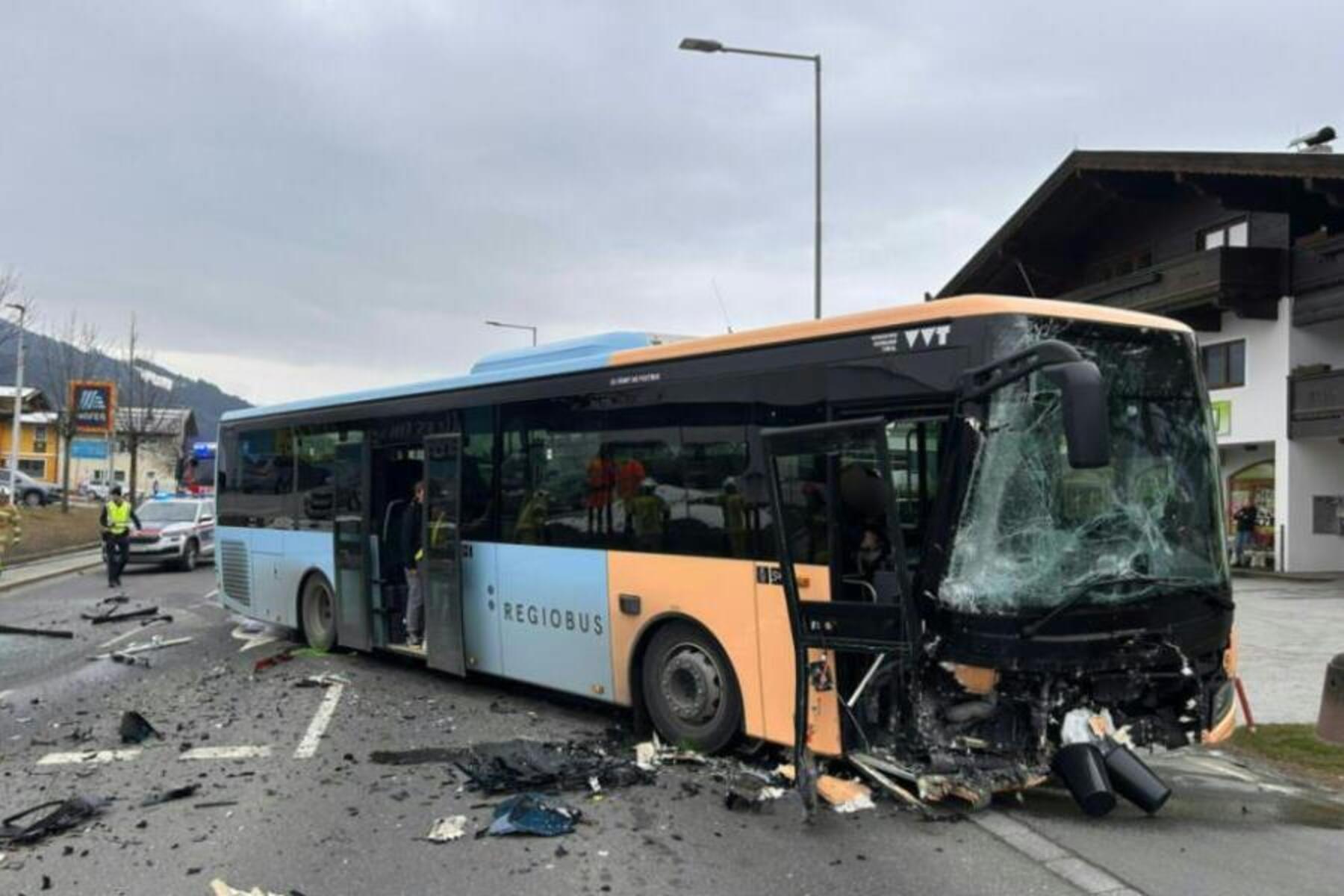 Frontalkollision: Elf Verletzte bei Kollision von Linienbus und Pkw