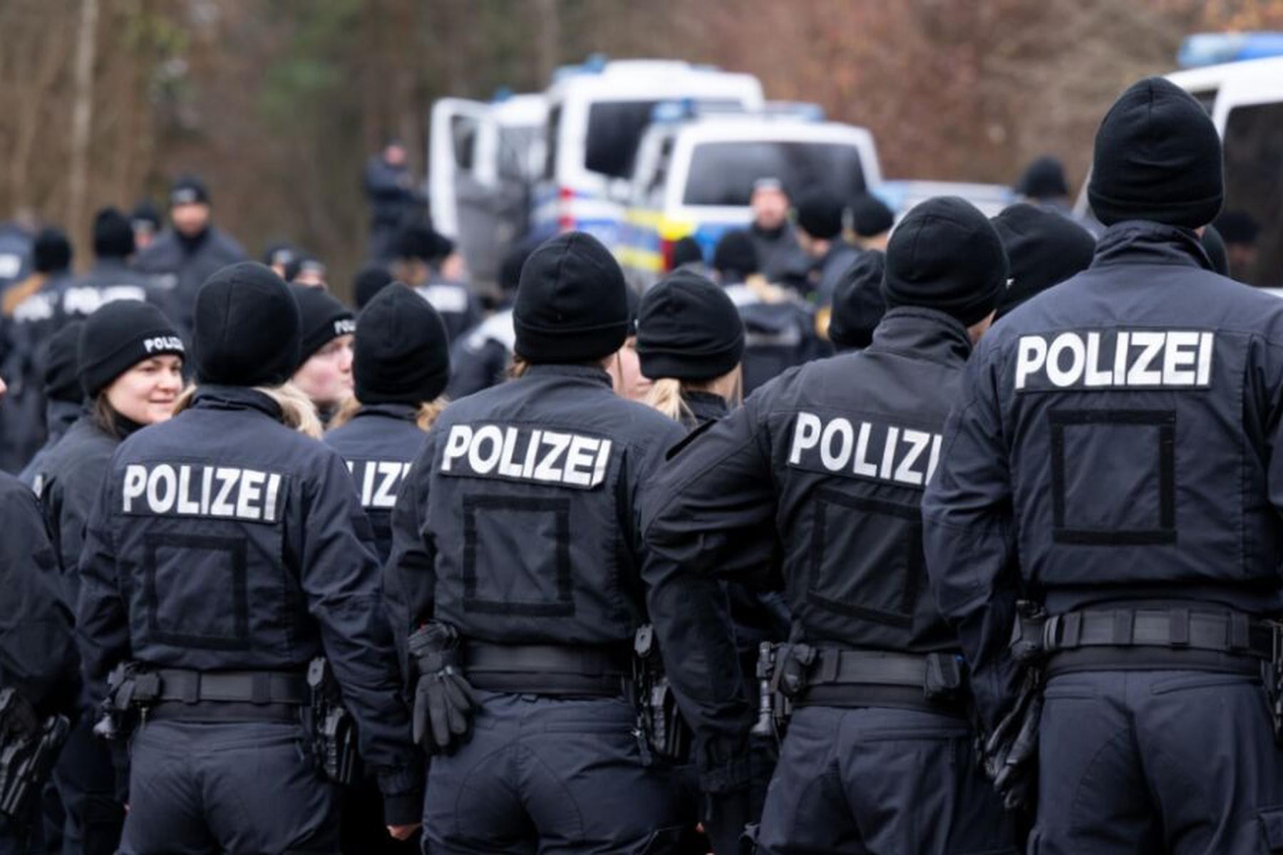 München: Polizei sucht nach Hinweisen zu toter Frau in Wald in Bayern