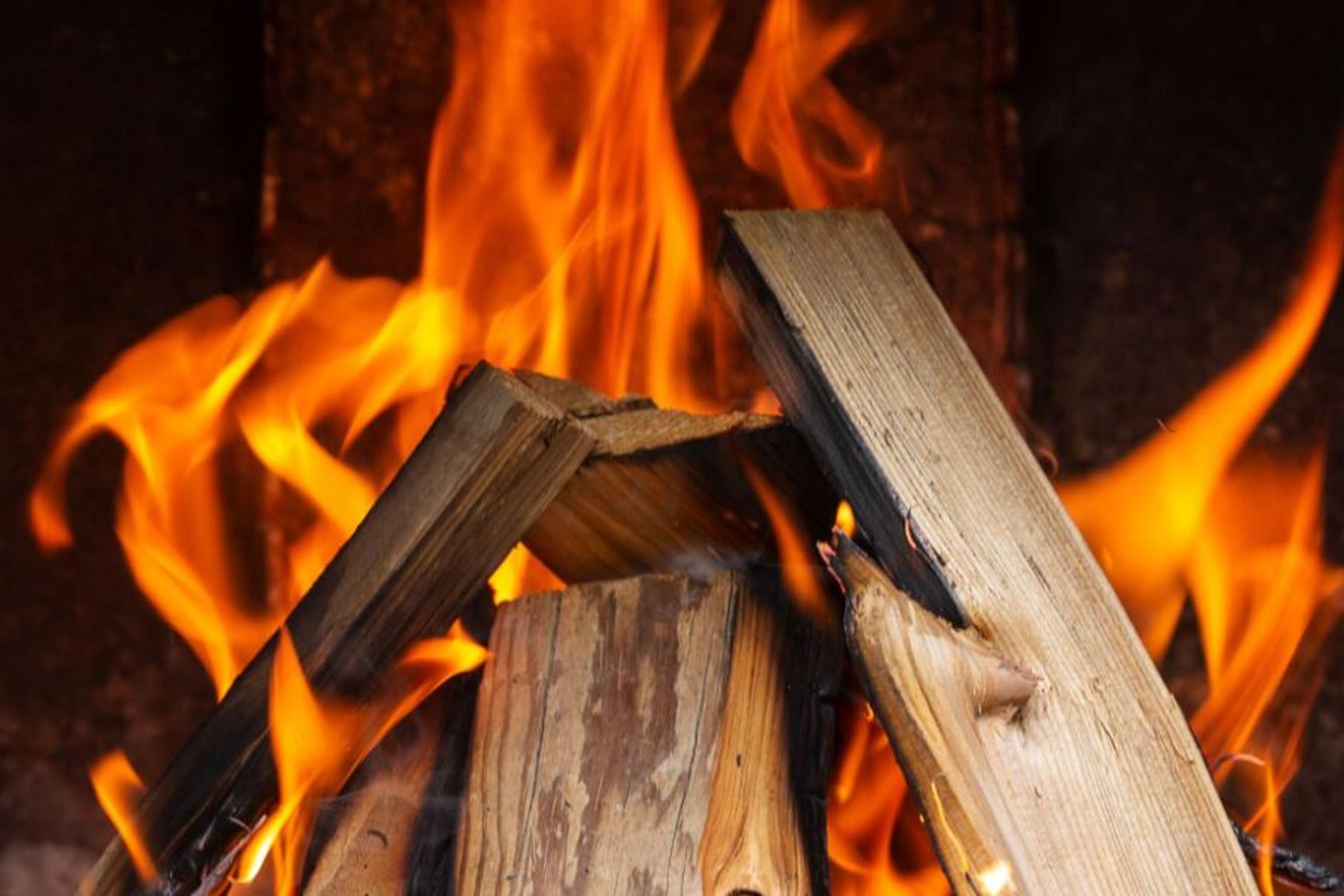 Odprti kamini in grelniki predstavljajo smrtno nevarnost, opozarjajo v Zgornji Avstriji