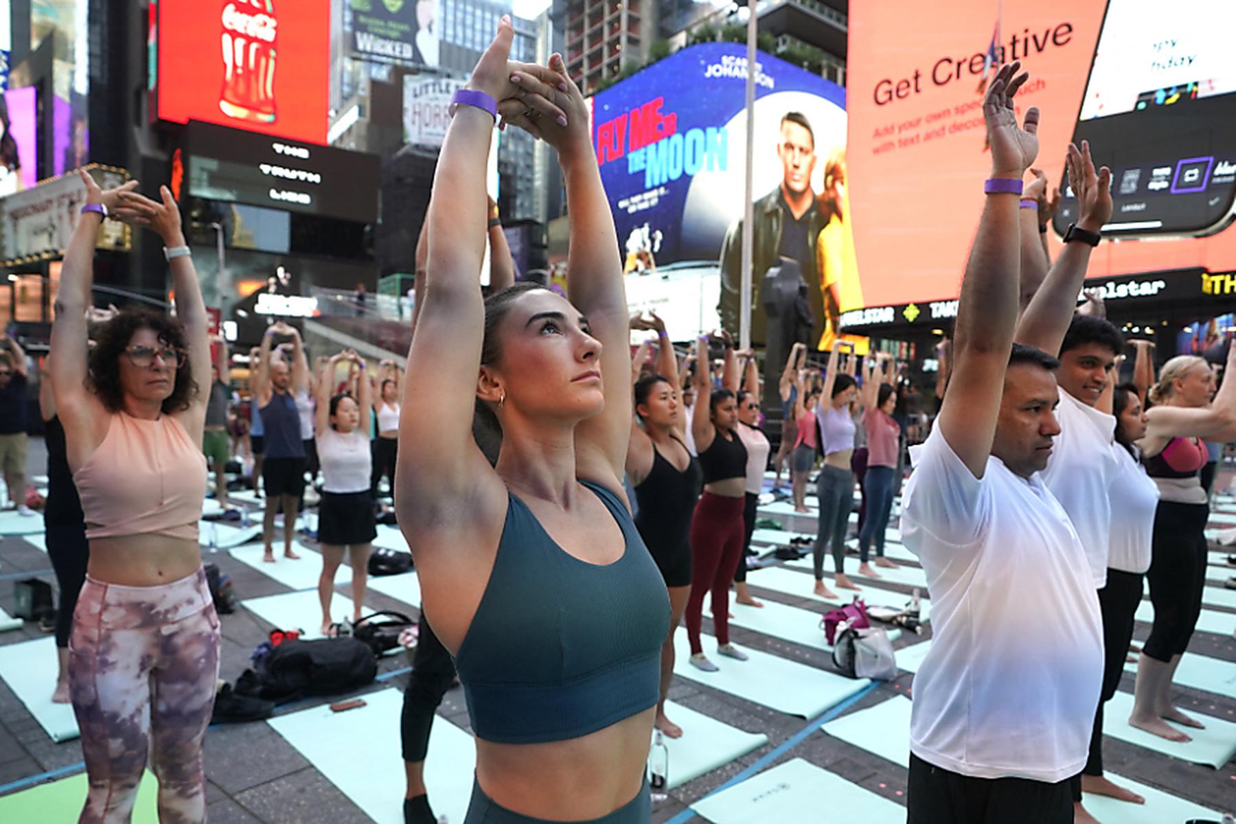 New York: Massen-Yoga auf New Yorks Times Square während Hitzewelle