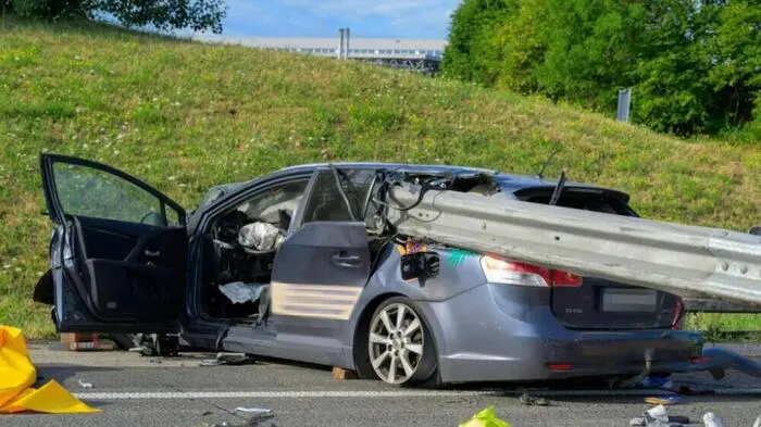 Die Leitschiene bohrte sich in das Fahrzeug | Die Leitschiene bohrte sich in das Fahrzeug