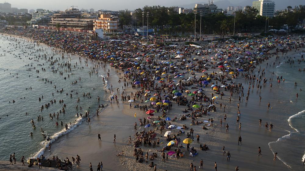 In Rio flüchten die Menschen bei Rekordtemperaturen an den Strand