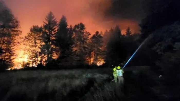 Feuerwehr kämpft gegen riesigen Brand an | Feuerwehr kämpft gegen riesigen Brand an