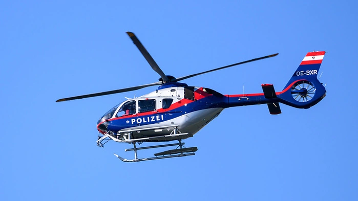 Der Polizeihubschrauber in der Luft.