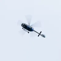 Der Polizeihubschrauber kreiste über dem Gebiet (Archivbild)
