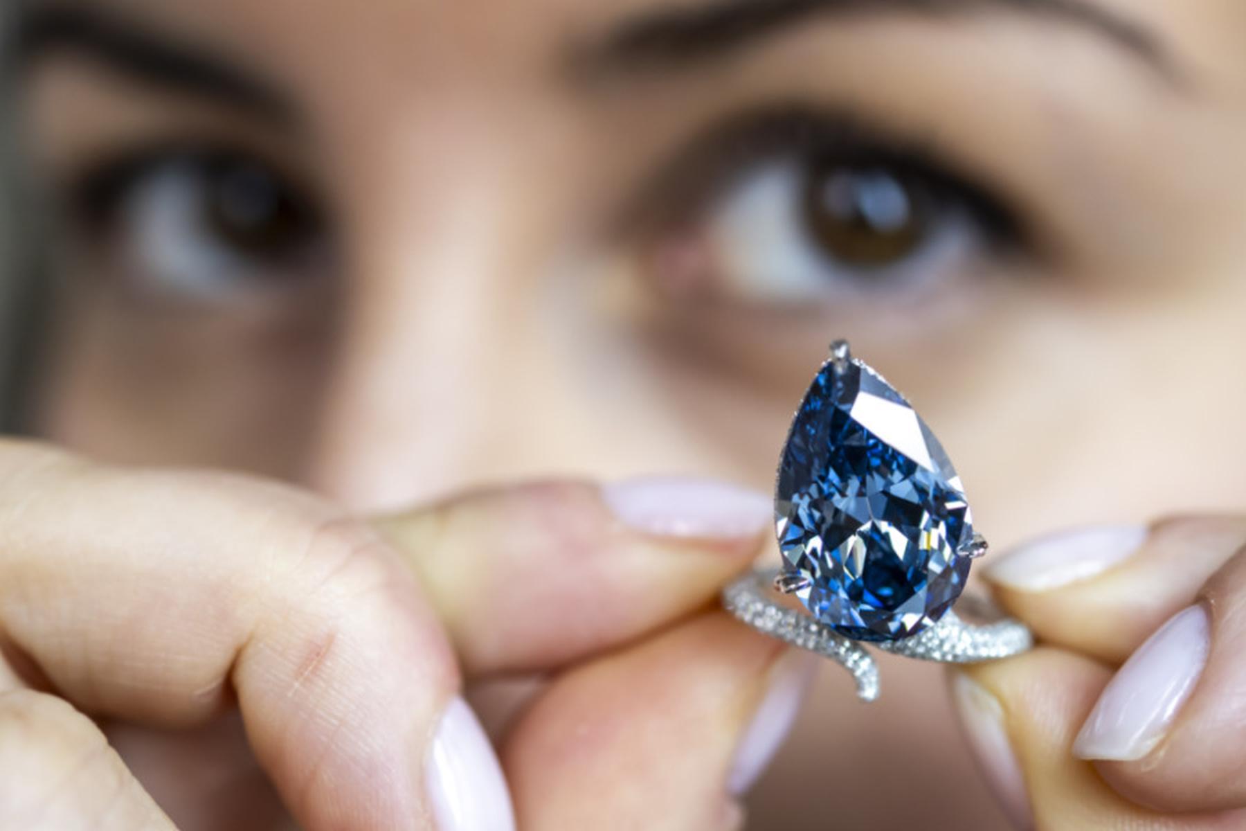 Genf: Blauer Diamant aus Promi-Besitz bringt bei Auktion Millionen