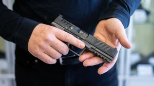 Waffen, Munition und Dokumente wurden dem Mann abgenommen | Waffen, Munition und Dokumente wurden dem Mann abgenommen