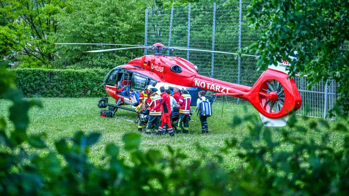 Abtransport eines verletzten Kindes mit dem Rettungshubschrauber | Abtransport eines verletzten Kindes mit dem Rettungshubschrauber