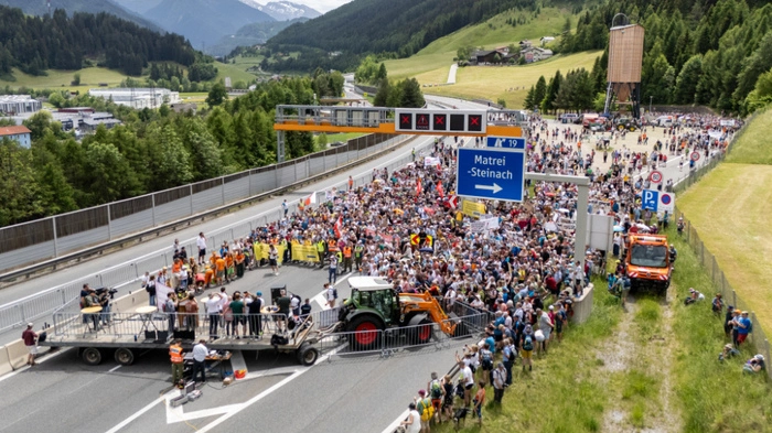 Rund 4.500 Menschen kamen zur Versammlung auf der A13 | Rund 4.500 Menschen kamen zur Versammlung auf der A13