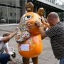 Beschädigte Maus-Figur soll repariert werden | Beschädigte Maus-Figur soll repariert werden