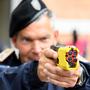 Taser setzen Personen mittels Stromimpulsen außer Gefecht | Taser setzen Personen mittels Stromimpulsen außer Gefecht