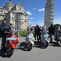 Vespa-Schwarm in Pisa mit rund 8.000 Rollern