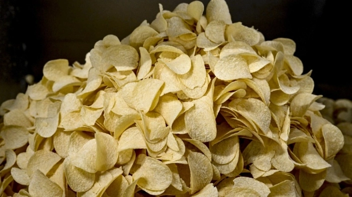 Gesalzene Kartoffelchips sind ein beliebter Snack vor dem TV-Gerät | Gesalzene Kartoffelchips sind ein beliebter Snack vor dem TV-Gerät