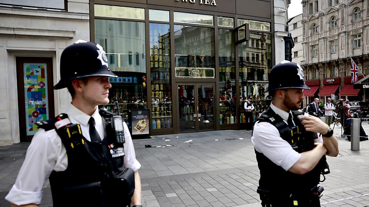 Ein Mann attackierte eine Frau und ein elfjähriges Mädchen am Leicester Square