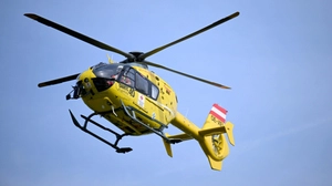 Der Hubschrauber brachte acht Personen in Sicherheit | Der Hubschrauber brachte acht Personen in Sicherheit