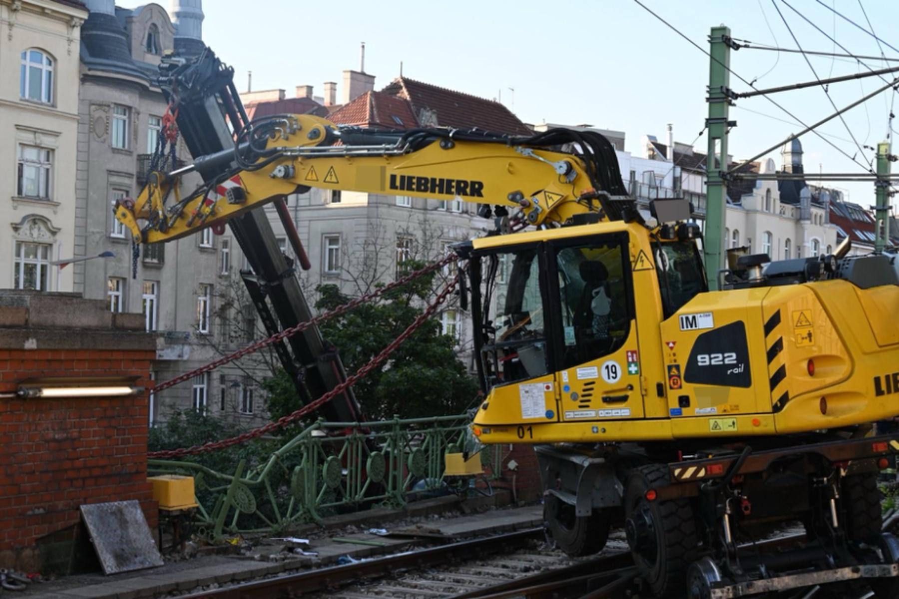 Wien: Gleisbettsauger auf Strecke der Wiener U6 umgekippt