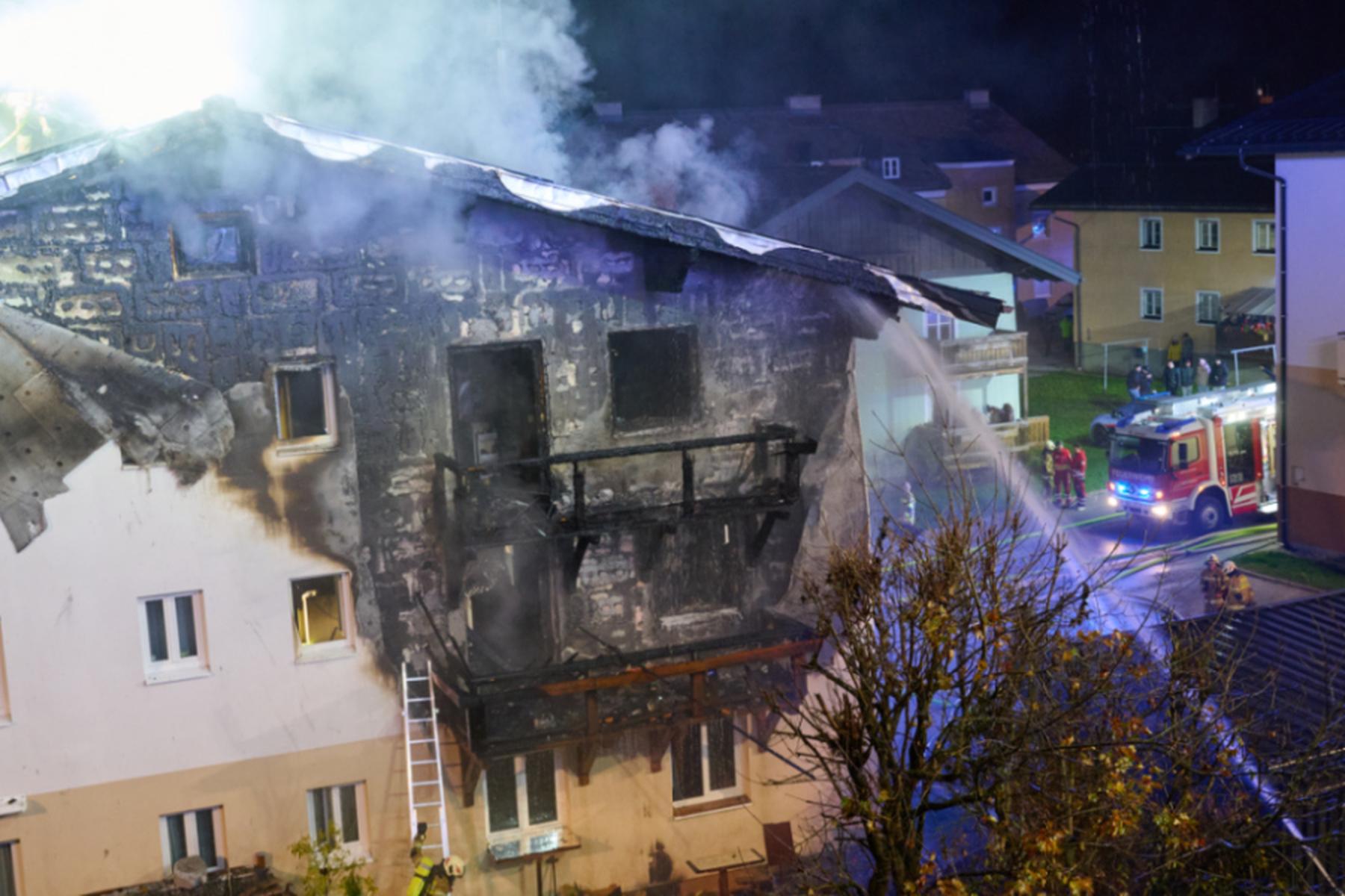 Bez. St. Johann im Pongau: Großbrand in Dorfzentrum im Pongau: Wohnhaus zerstört