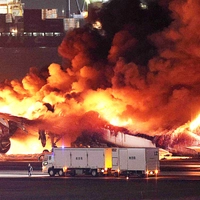 Passagierjet und Flugzeug der Küstenwache zusammengestoßen