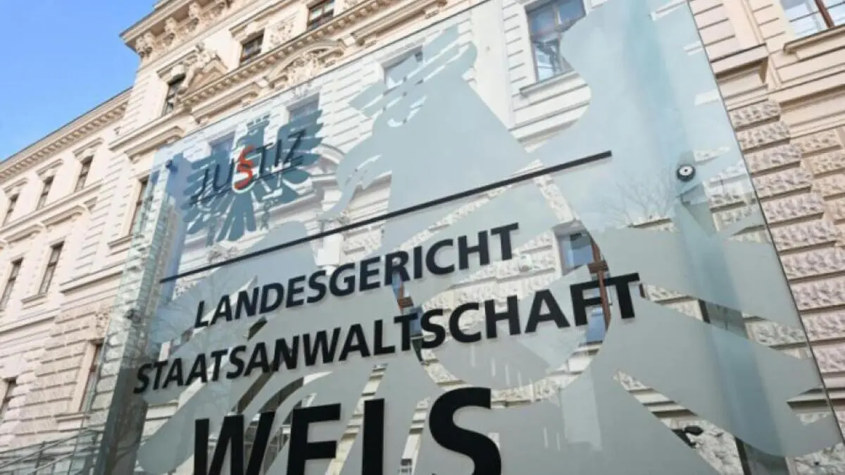 Zwölf Angeklagte standen am Donnerstag in Wels vor Gericht. | Zwölf Angeklagte standen am Donnerstag in Wels vor Gericht.