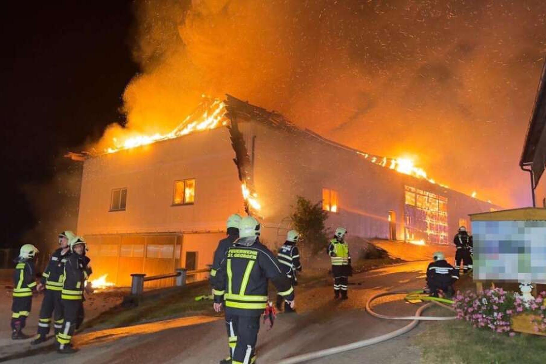 St. Pölten/Strasshof/Wienerwald: Großbrand auf Bauernhof in St. Pölten