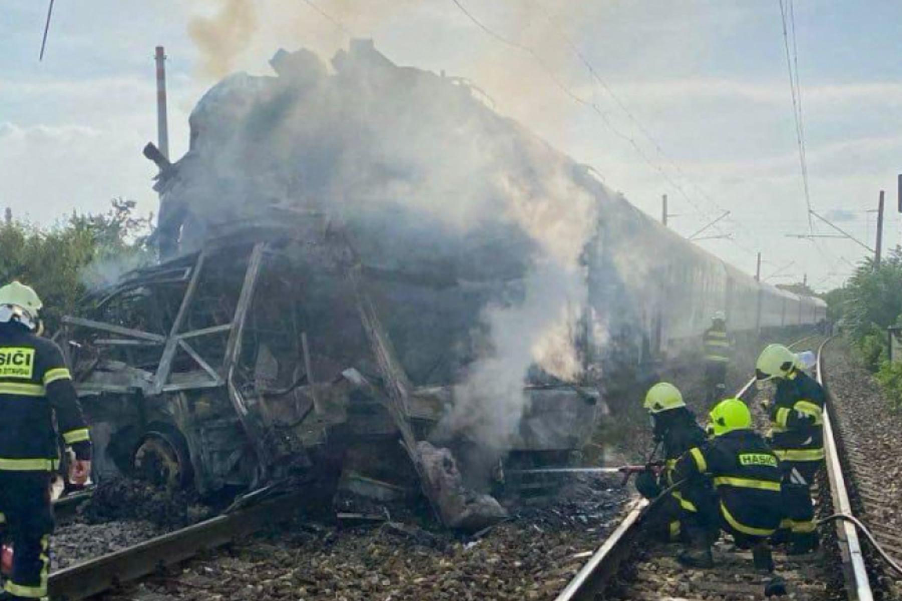 Bratislava: Schon sieben Tote nach Crash von Zug mit Bus in Slowakei