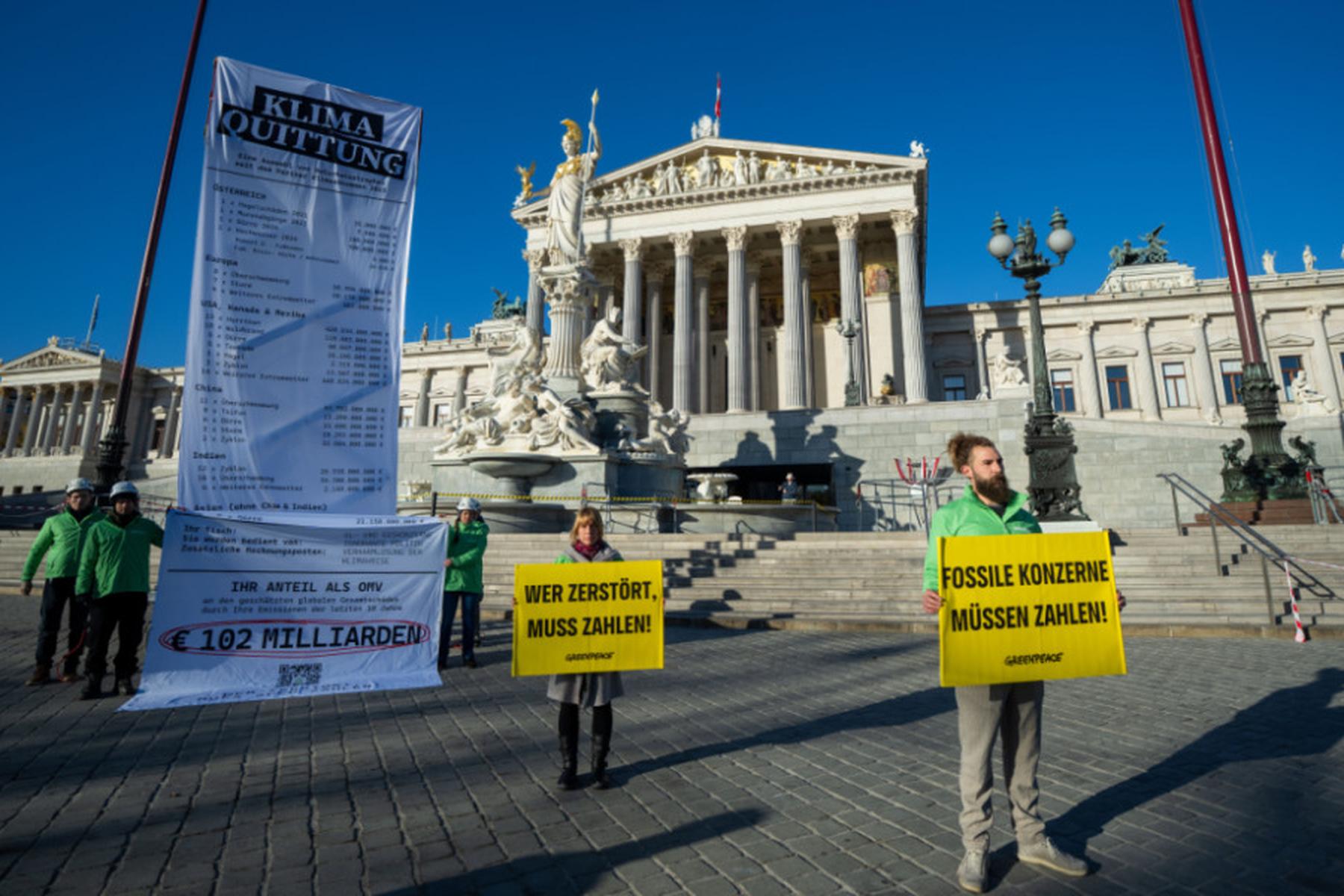Wien: "Klima-Quittung" vor Parlament in Wien entrollt