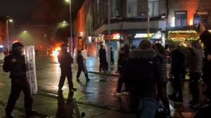 Bei den Ausschreitungen wurden Polizisten angegriffen | Bei den Ausschreitungen wurden Polizisten angegriffen