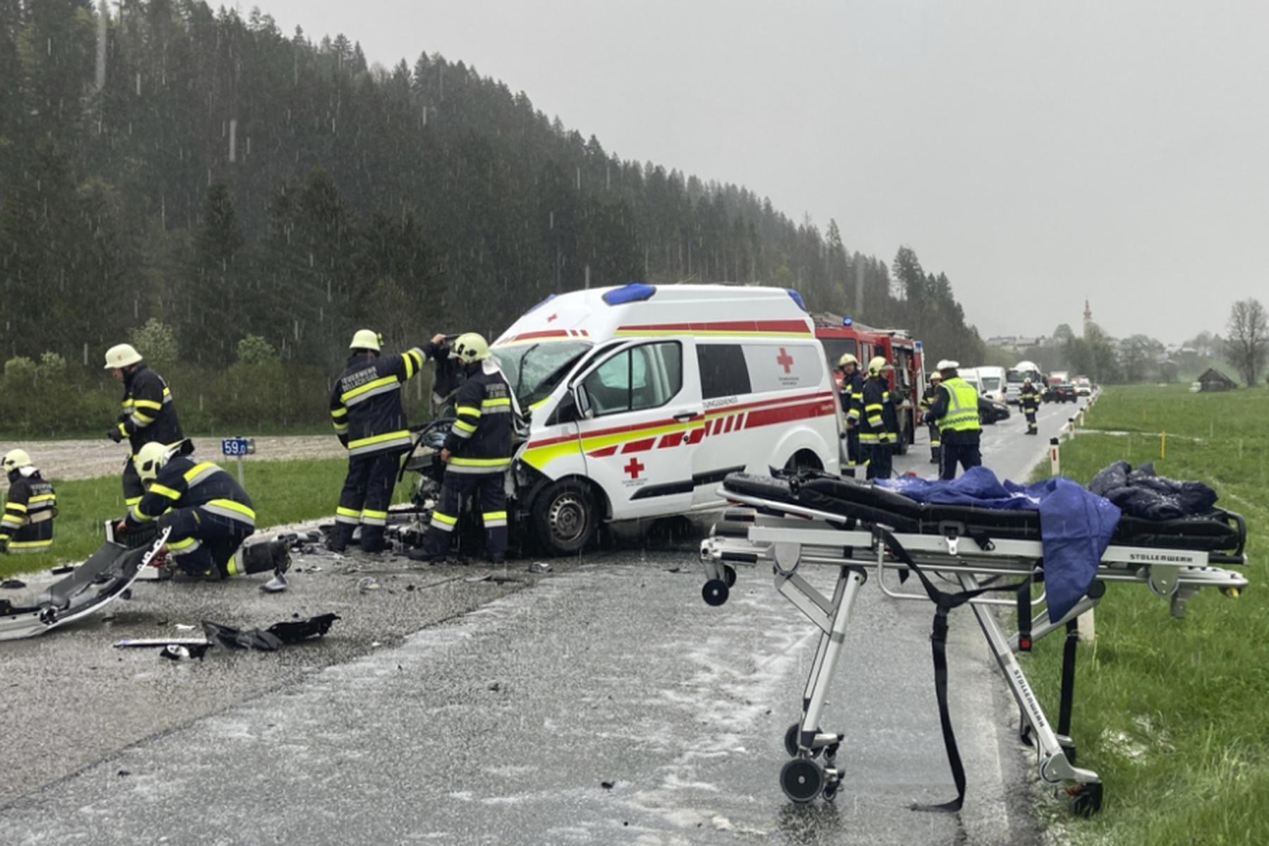 Dellach/Gailtal: Vier Verletzte bei Unfall mit Rettungsauto in Kärnten