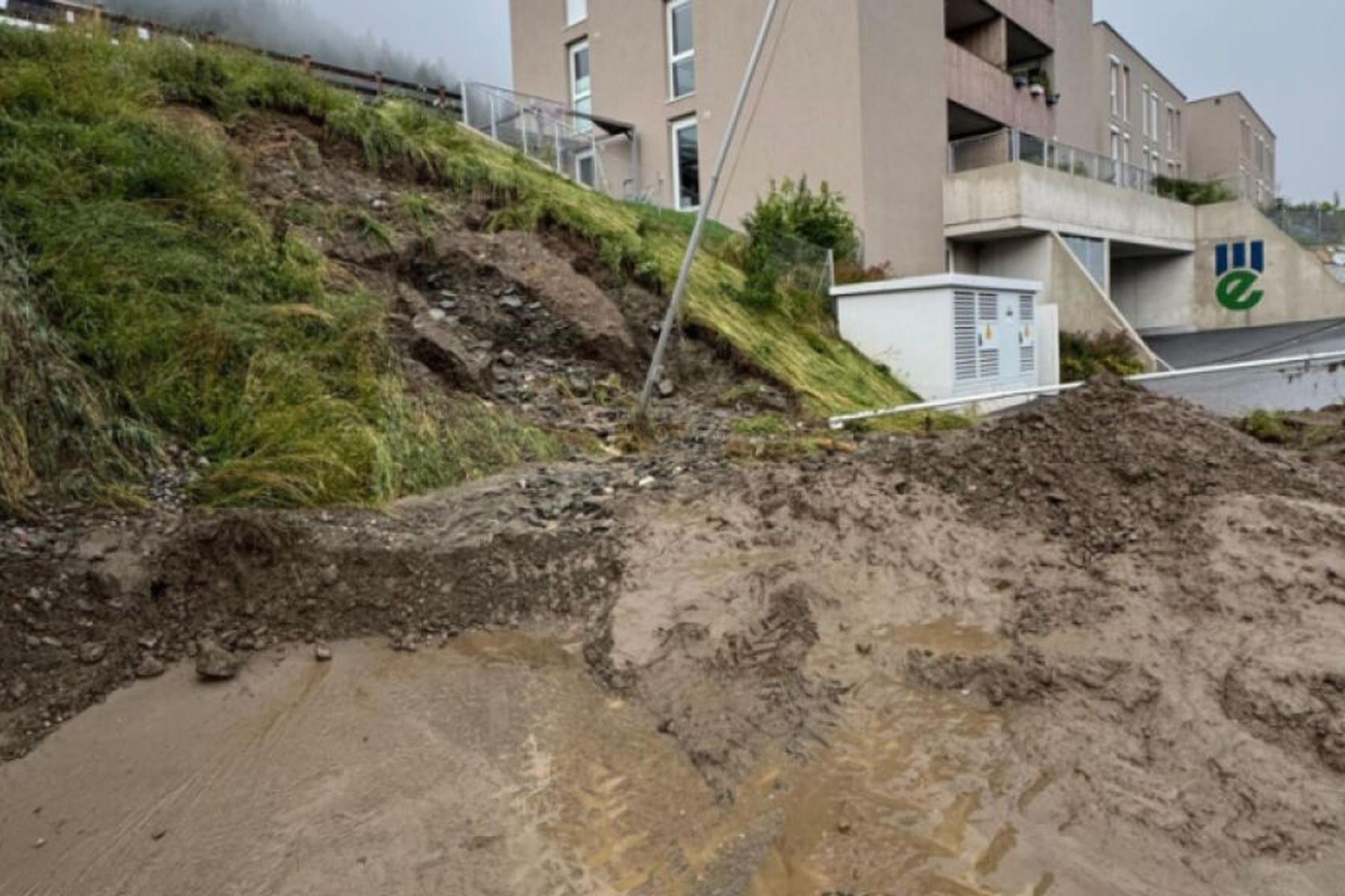 Innsbruck/Schönberg/Patsch: Bahn- und Straßensperre nach Murenabgängen in Tirol aufrecht