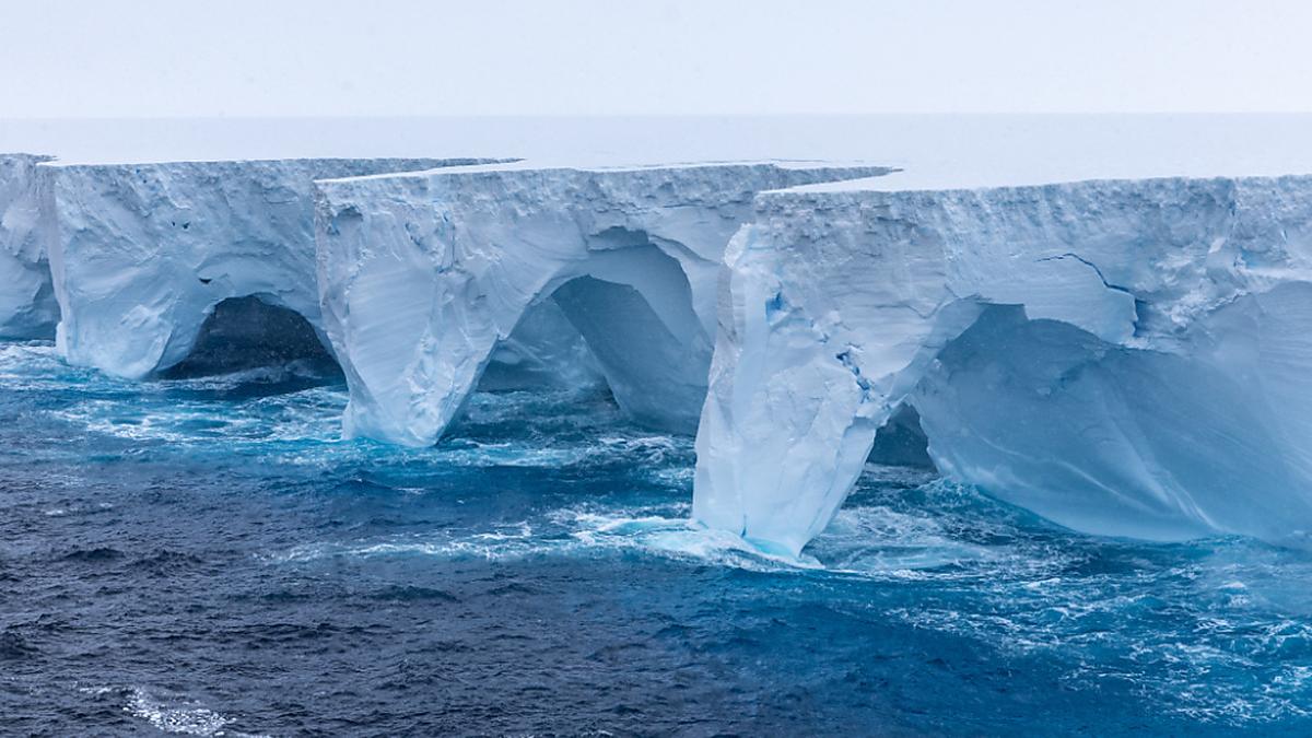 Der derzeit größte Eisberg der Welt wiegt schätzungsweise fast eine Billion Tonnen und ist an seiner tiefsten Stelle 400 Meter dick