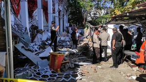 Erdstöße der Stärke 7,4 zerstörten in Manado Gebäude | Erdstöße der Stärke 7,4 zerstörten in Manado Gebäude