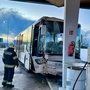 Der Bus krachte gegen eine Tankstelle | Der Bus krachte gegen eine Tankstelle